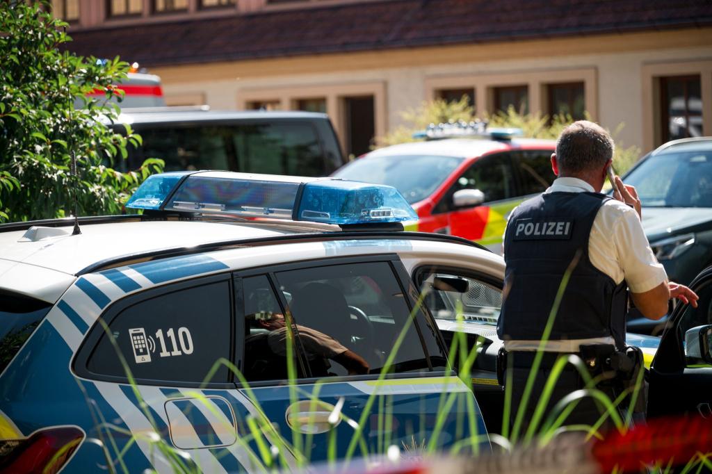 Zahlreiche Kräfte von Polizei und Rettungsdienst rückten aus. - Foto: Daniel Vogl/dpa