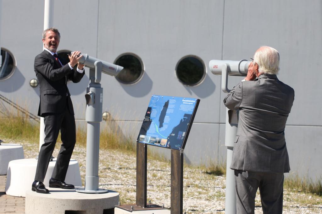 Gute Laune und Sonnenschein: Schwedens König Carl Gustaf (rechts) scherzt mit Dänemarks König Frederik. - Foto: Steffen Trumpf/dpa