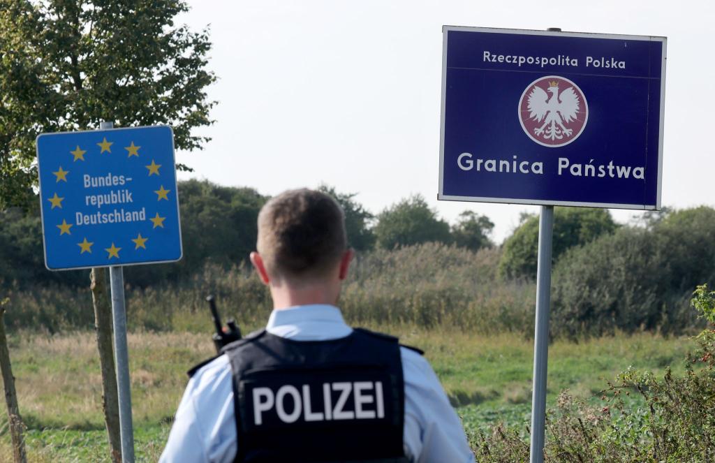 Der Ärger über deutsche Kontrollen an der gemeinsamen Grenze ist in Polen gestiegen. Nun will das Land selbst Kontrollen einführen. (Archivbild) - Foto: Bernd Wüstneck/dpa