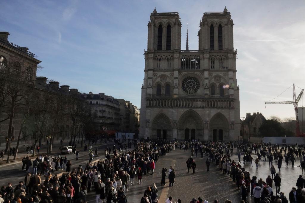 Nach sechsjähriger Renovierung sollen ab 20. September wieder die beiden Türme der Pariser Notre-Dame öffnen. (Archivbild) - Foto: Thibault Camus/AP/dpa