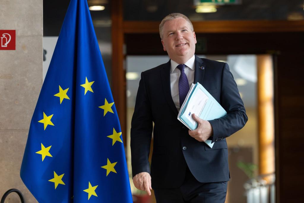 Nicht ein einziger Euro solle nach Meinung der EU-Kommission in Länder fließen, in denen die Rechtsstaatlichkeit nicht respektiert wird, sagt EU-Kommissar Michael McGrath. (Archivbild) - Foto: Omar Havana/AP/dpa