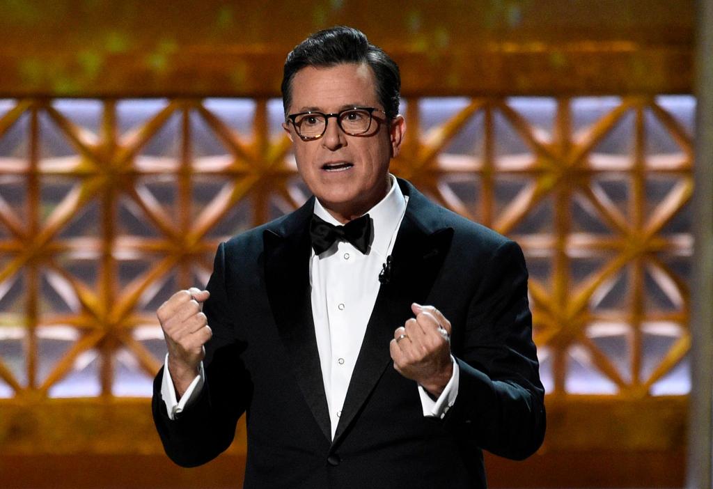 US-Moderator Colbert empfiehlt seinem Publikum ein Buch von Daniel Kehlmann. (Archivbild) - Foto: Chris Pizzello/Invision/AP/dpa