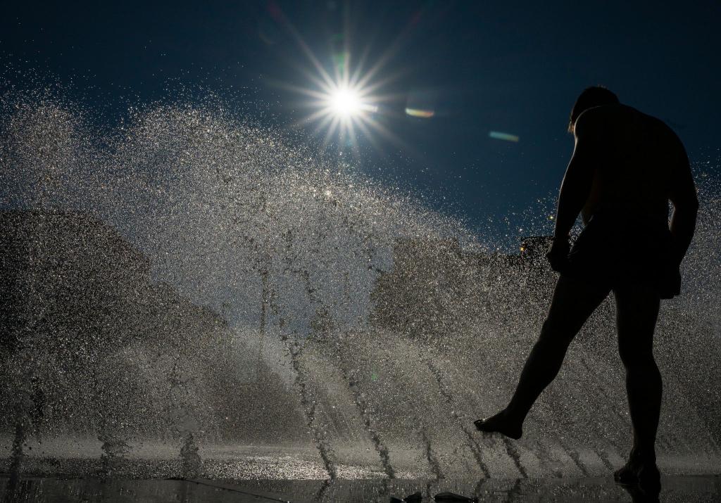 Der Deutsche Wetterdienst (DWD) hat nach eigenen Angaben die höchsten Temperaturen des Tages gemessen. - Foto: Peter Kneffel/dpa