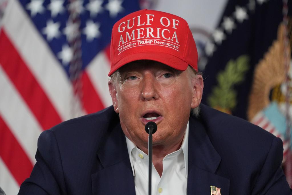 Trump besuchte in Florida eine neue Haftanstalt für Migranten. - Foto: Evan Vucci/AP/dpa