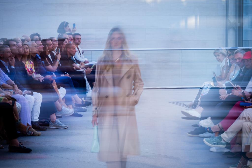 Ein Model zeigt bei der Show «A quiet Rebellion» Kreationen des Labels Marc Cain im Pei-Bau des Deutschen Historischen Museums im Rahmen der Berlin Fashion Week. - Foto: Christoph Soeder/dpa