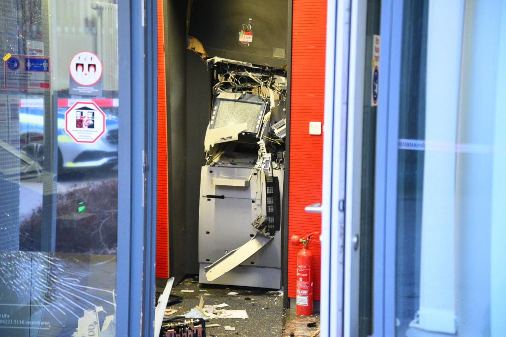 Durch den Einsatz von Sprengstoff werden auch Menschen gefährdet, die sich in der Nähe aufhalten. (Archivbild) - Foto: René Priebe/dpa