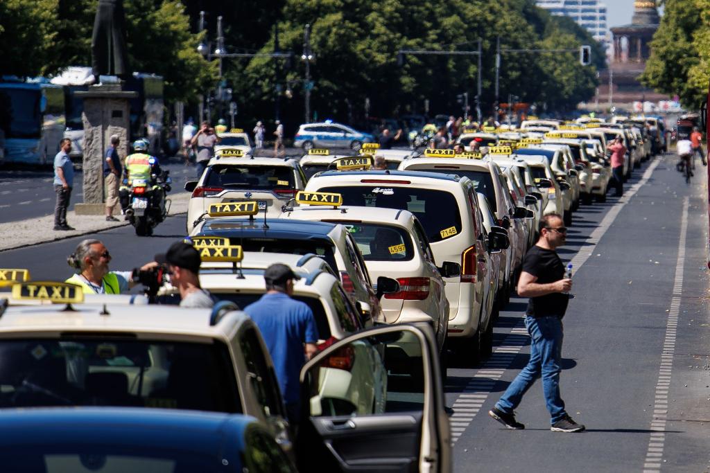 Allein in Berlin demonstrierten Hunderte Taxi-Fahrer für Mindestpreise für die Konkurrenz von Uber und Co. - Foto: Carsten Koall/dpa