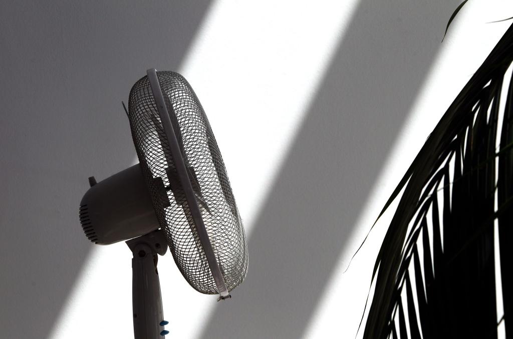 Ein Ventilator verschafft zumindest ein bisschen frische Luft bei Hitze. - Foto: Karl-Josef Hildenbrand/dpa/dpa-tmn
