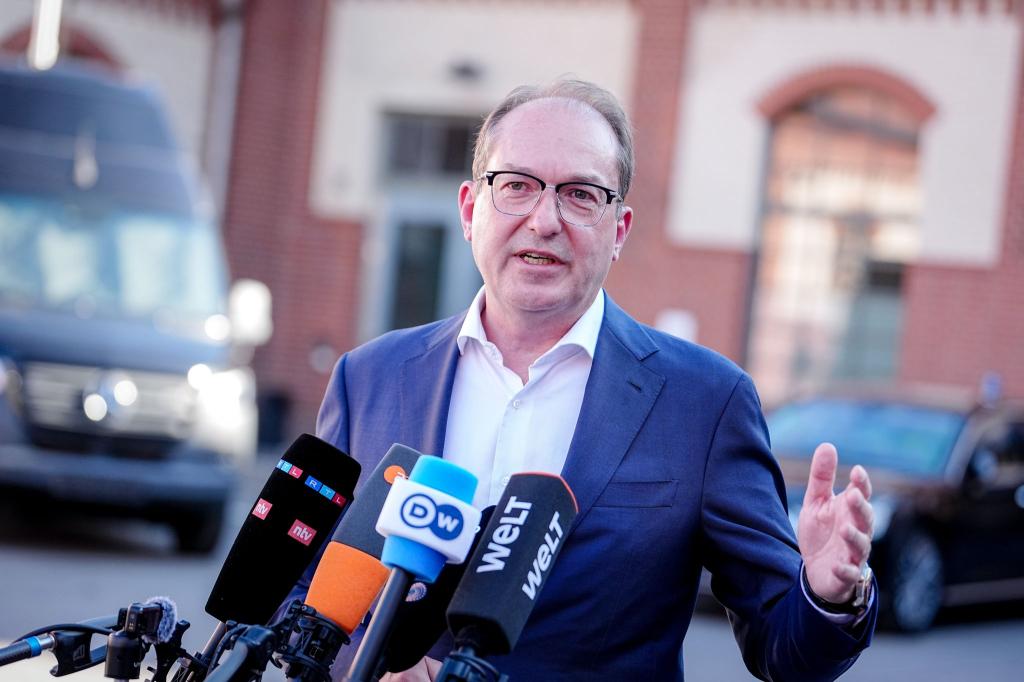 Bundesinnenminister Alexander Dobrindt (CSU) hat gemeinsame Grenzkontrollen auf der deutschen Seite der deutsch-polnischen Grenze angeboten. (Archivbild) - Foto: Kay Nietfeld/dpa