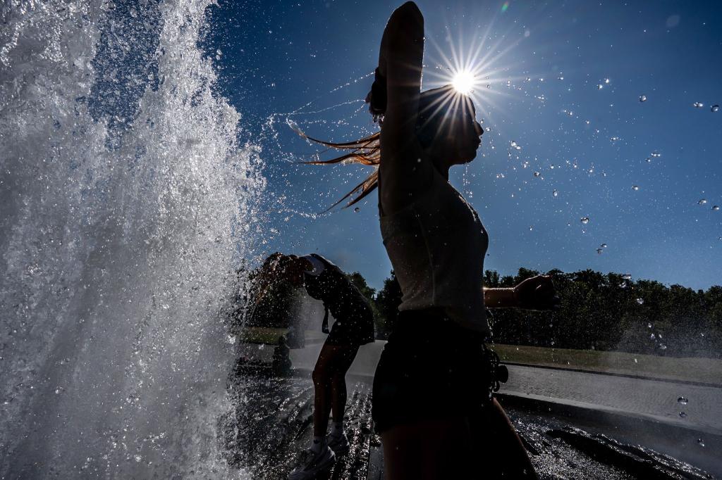 Temperaturen von annähernd 40 Grad in der Hauptstadt - diese Touristen nutzen einen Brunnen zur Abkühlung. - Foto: Michael Kappeler/dpa