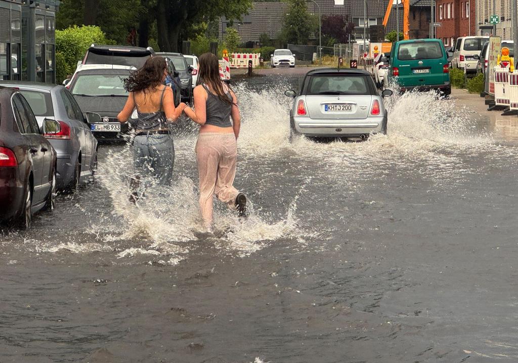 Erst extreme Hitze, dann reichlich Wasser. - Foto: Matthias Brüning/dpa