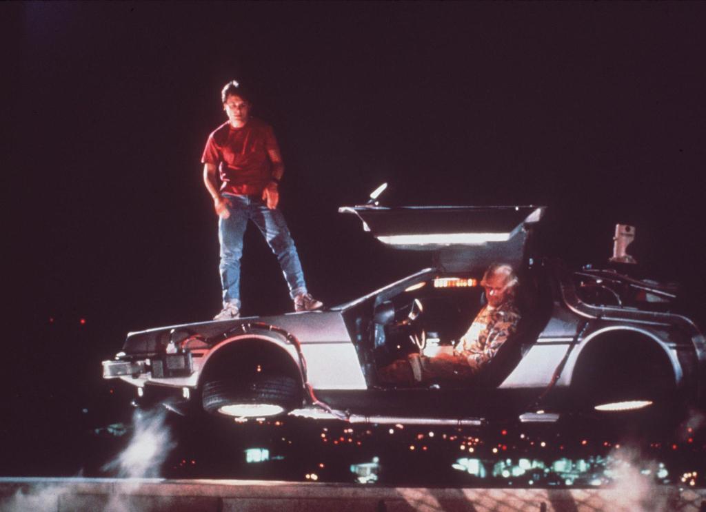  In «Zurück in die Zukunft» wird der von Michael J. Fox verkörperte Held Marty McFly - mit Hilfe eines umgebauten Sportwagens vom Typ DeLorean DMC-12 - aus dem Jahr 1985 ins Jahr 1955 katapultiert. - Foto: Kpa Publicity/United Archives/dpa