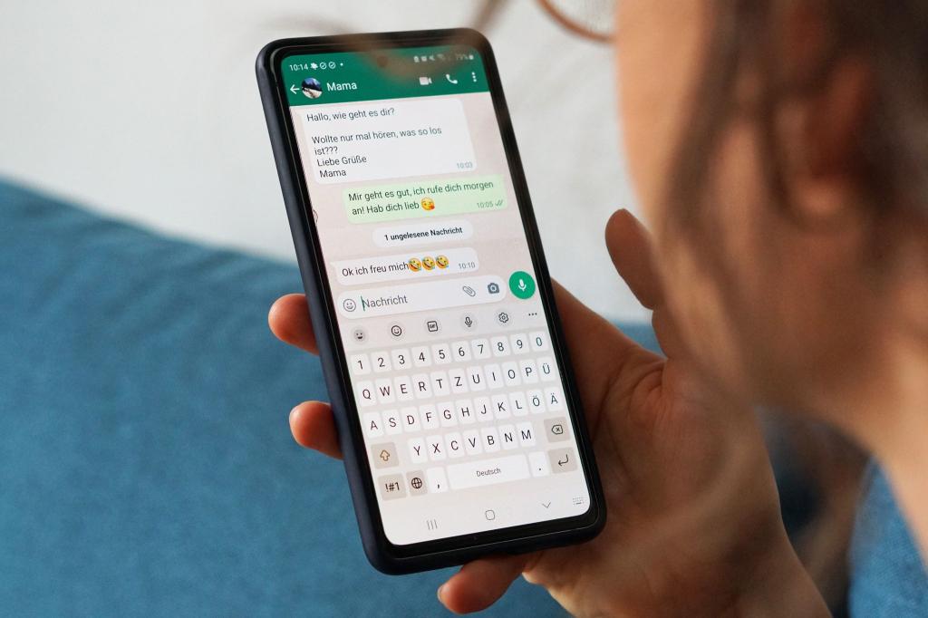 Küsschen-Smiley oder nur Schwarz auf Weiß? Die Entscheidung für oder gegen Emojis kann in der Kommunikation einen Unterschied machen. - Foto: Weronika Peneshko/dpa