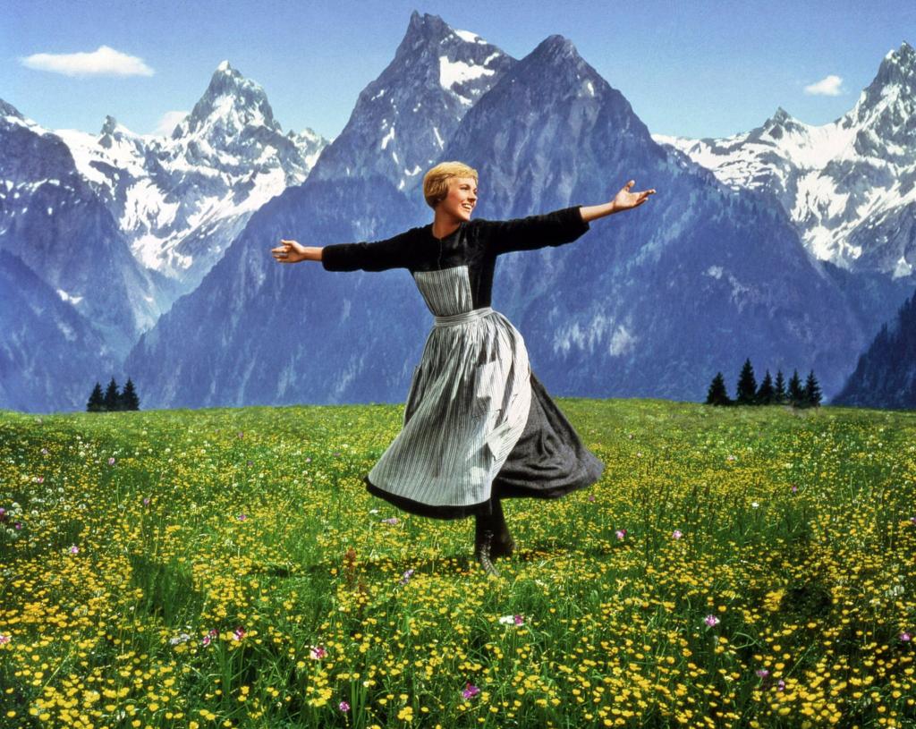 Die berühmte Szene aus «The Sound of Music» («Meine Lieder, meine Träume») mit Julie Andrews auf einer Alpenwiese. - Foto: -/Disney+/dpa