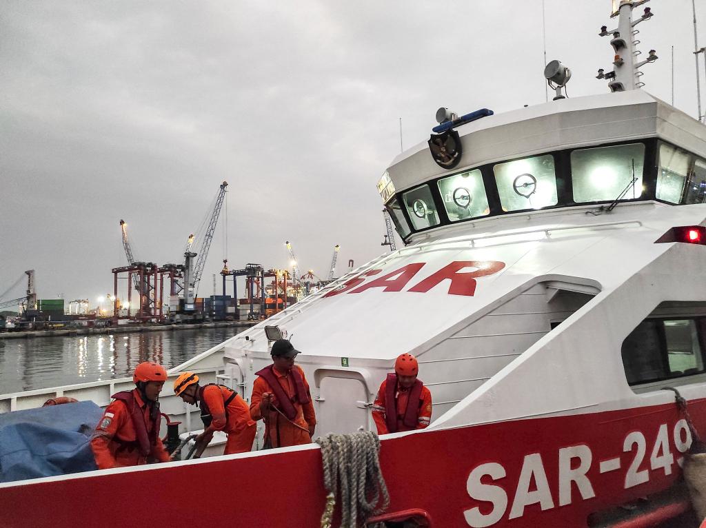 Dutzende Menschen werden noch vermisst. - Foto: National Search and Rescue Agency of Indonesia/Xinhua/dpa
