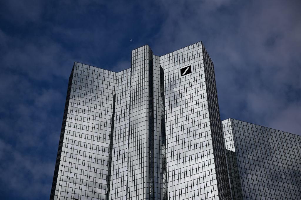 Ex-Investmentbanker fordert rund 152 Millionen von Deutscher Bank (Archivbild) - Foto: Arne Dedert/dpa