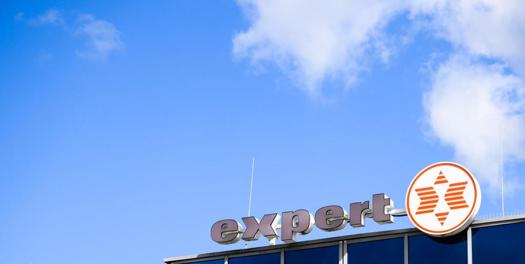 Expert betreibt 65 eigene Fachmärkte. Als zweitgrößter Elektronikhändler setzt das Unternehmen auch verstärkt auf Onlinehandel. - Foto: Julian Stratenschulte/dpa