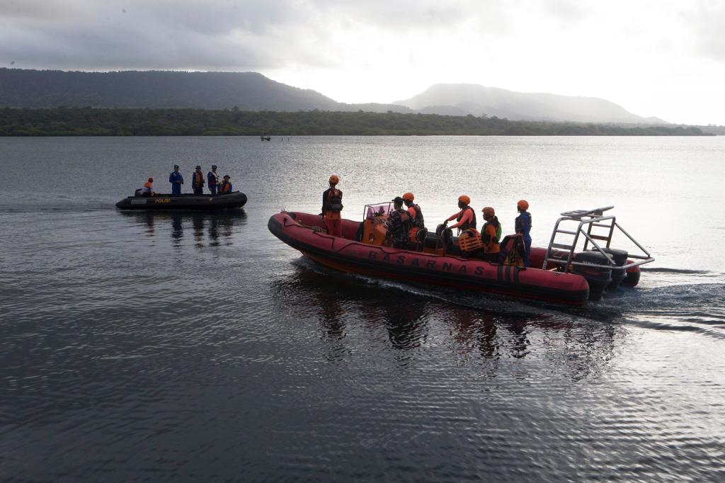 Die Einsatzkräfte haben die Suche nach Dutzenden Vermissten am Morgen wieder aufgenommen. - Foto: Firdia Lisnawati/AP/dpa