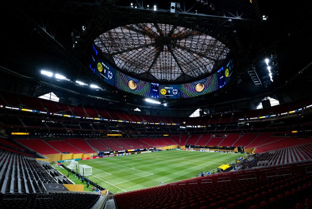 Dach zu: Im imposanten - und vor allem - klimatisierten Stadion von Atlanta kämpfen die Bayern gegen Paris um den Einzug ins WM-Halbfinale. - Foto: Sven Hoppe/dpa