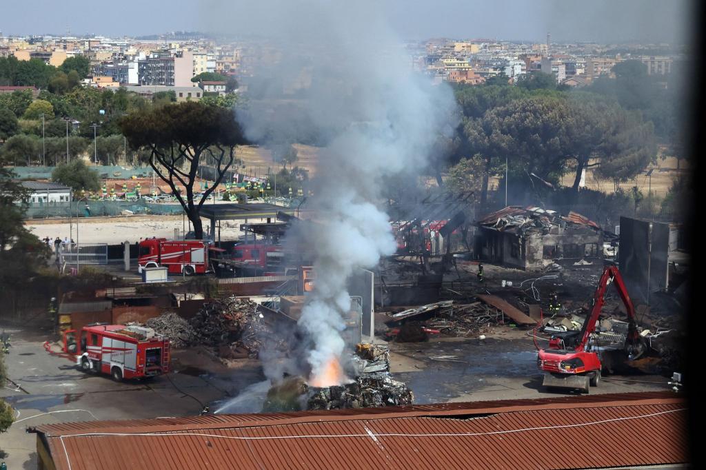 Neben der Tankstelle befindet sich ein Sportzentrum mit einem Tennisplatz, das durch die Explosion schwer beschädigt wurde. - Foto: Marco Iacobucci/IPA via ZUMA Press/dpa