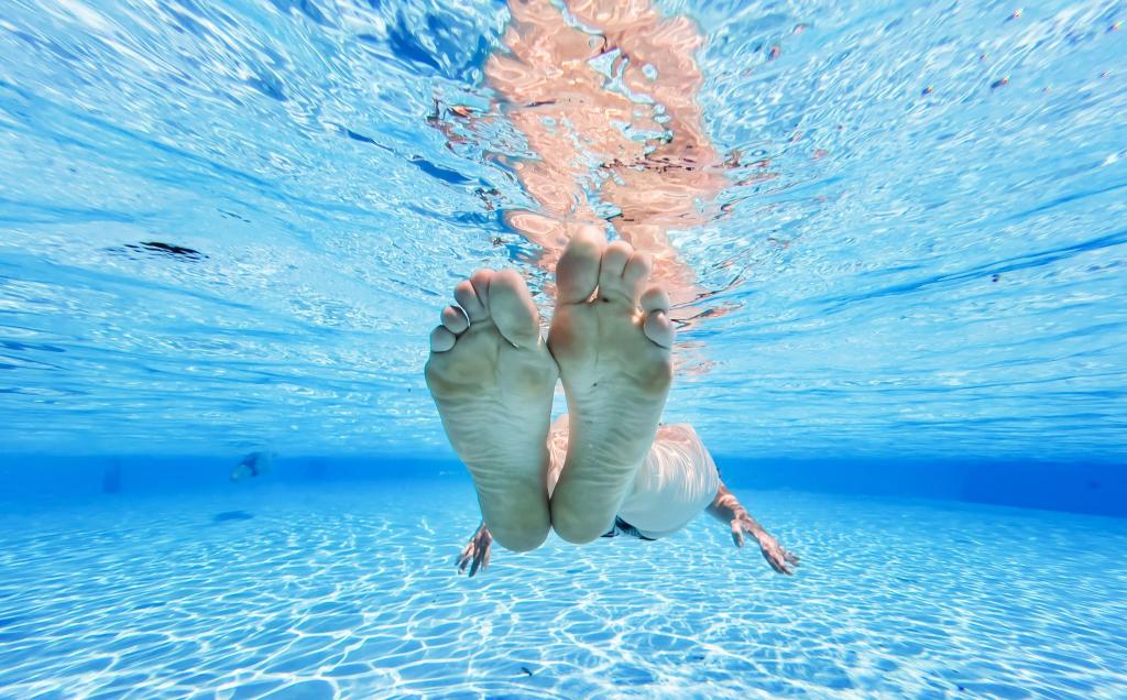 Das Freibad einer Schweizer Gemeinde ist bis Ende August fast ausschließlichen den Einheimischen vorbehalten. (Illustration) - Foto: Julian Stratenschulte/dpa