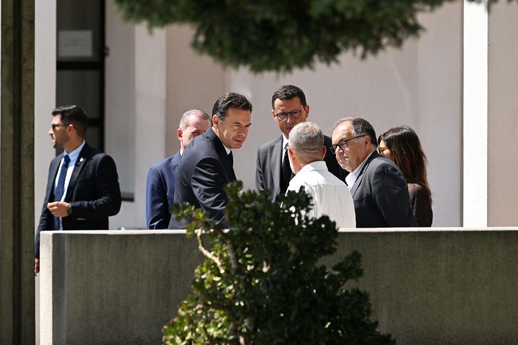 Portugals Ministerpräsident Luis Montenegro erweist Diogo Jota und seinem Bruder die Ehre. - Foto: Pa/PA Wire/dpa