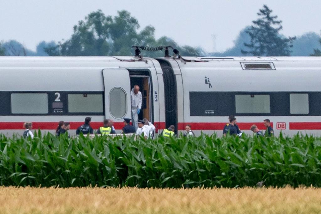 Ermittler der Spurensicherung untersuchten den ICE. - Foto: Armin Weigel/dpa