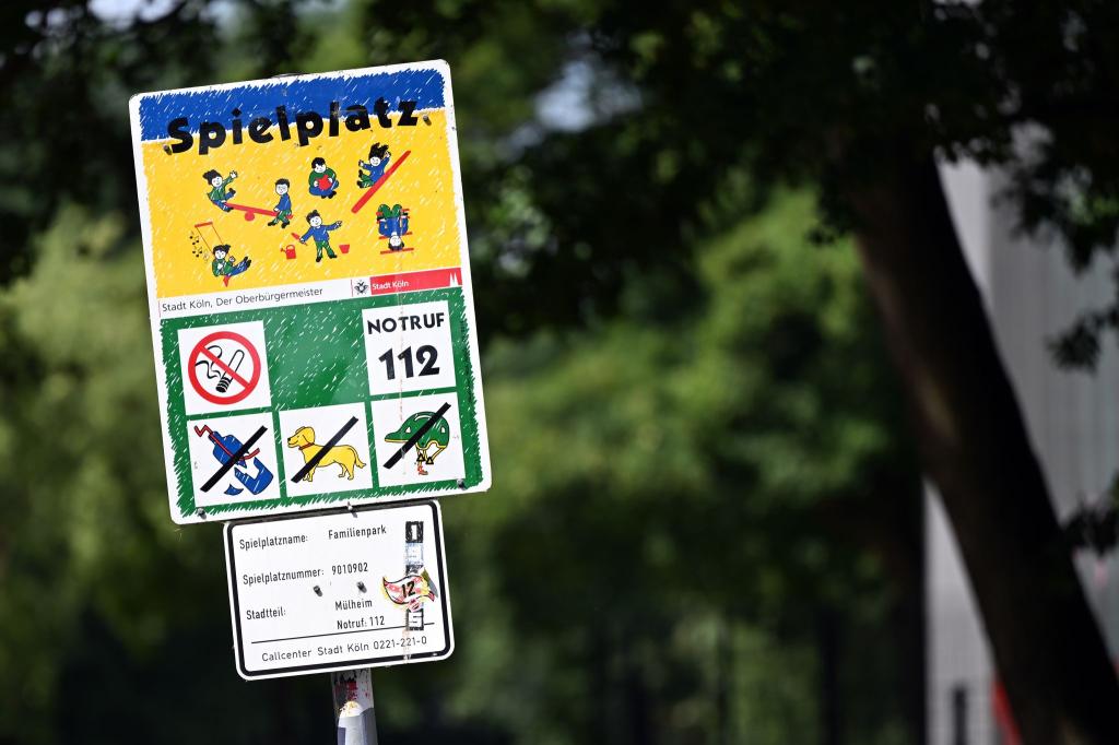 So sehen viele Kölner Spielplatz-Schilder bislang aus - ihre Stunden sind womöglich gezählt. (Archiv) - Foto: Federico Gambarini/dpa