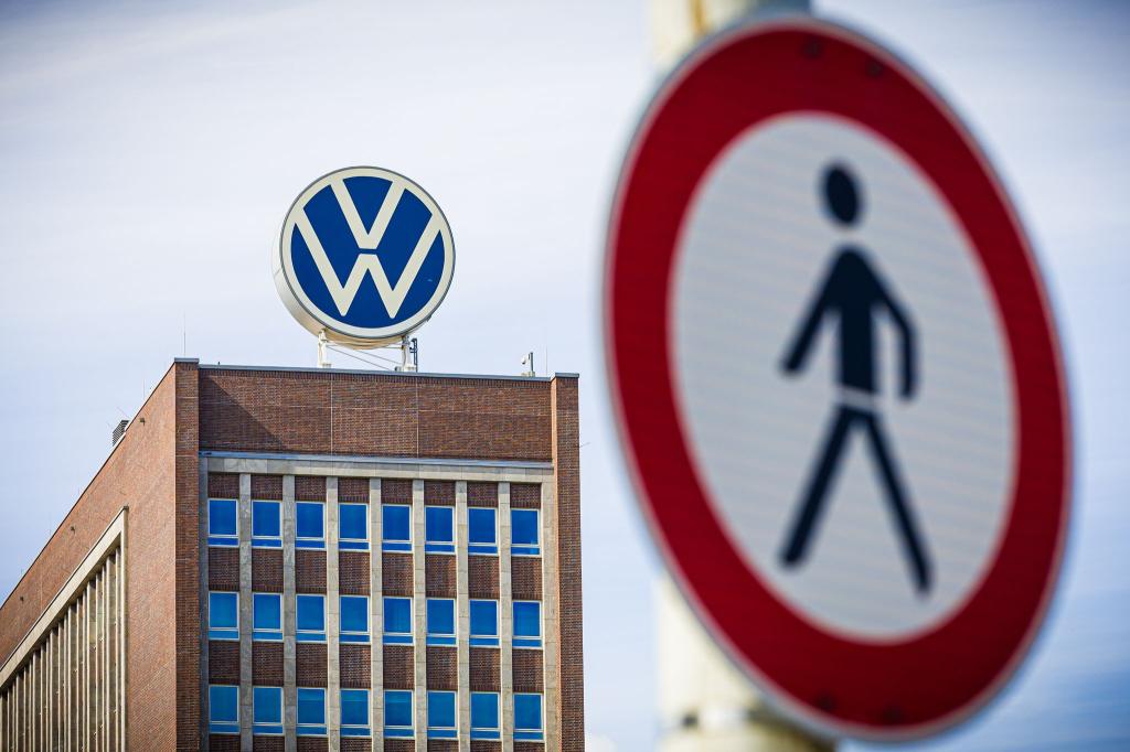 Das Schild am VW-Hauptsitz spiegelt symbolisch den unvermeidlichen Abgang von Personalvorstand Kilian wider. - Foto: Moritz Frankenberg/dpa
