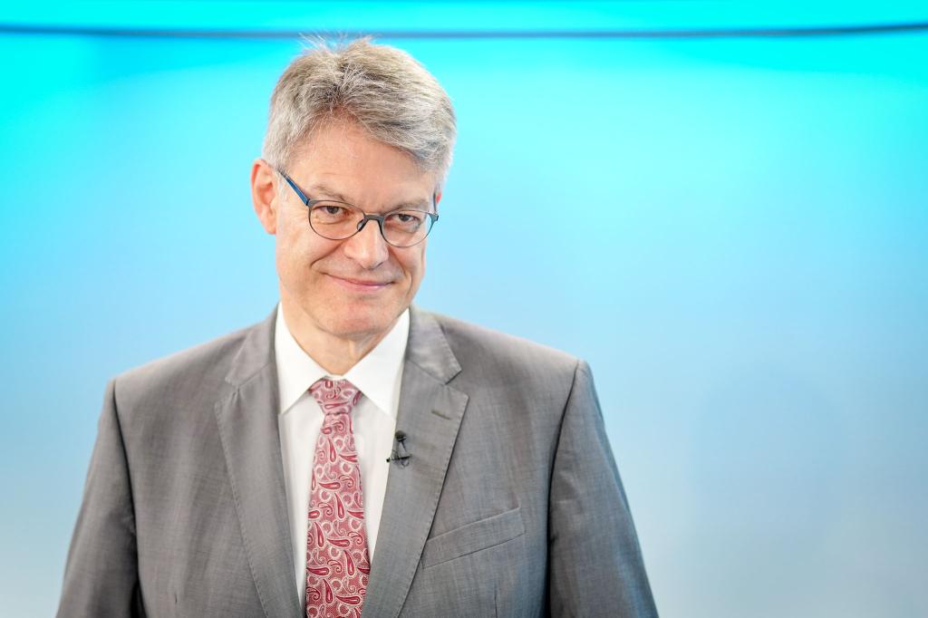 Cannabis am Steuer sieht Verkehrsminister Schnieder (CDU) kritisch. - Foto: Kay Nietfeld/dpa
