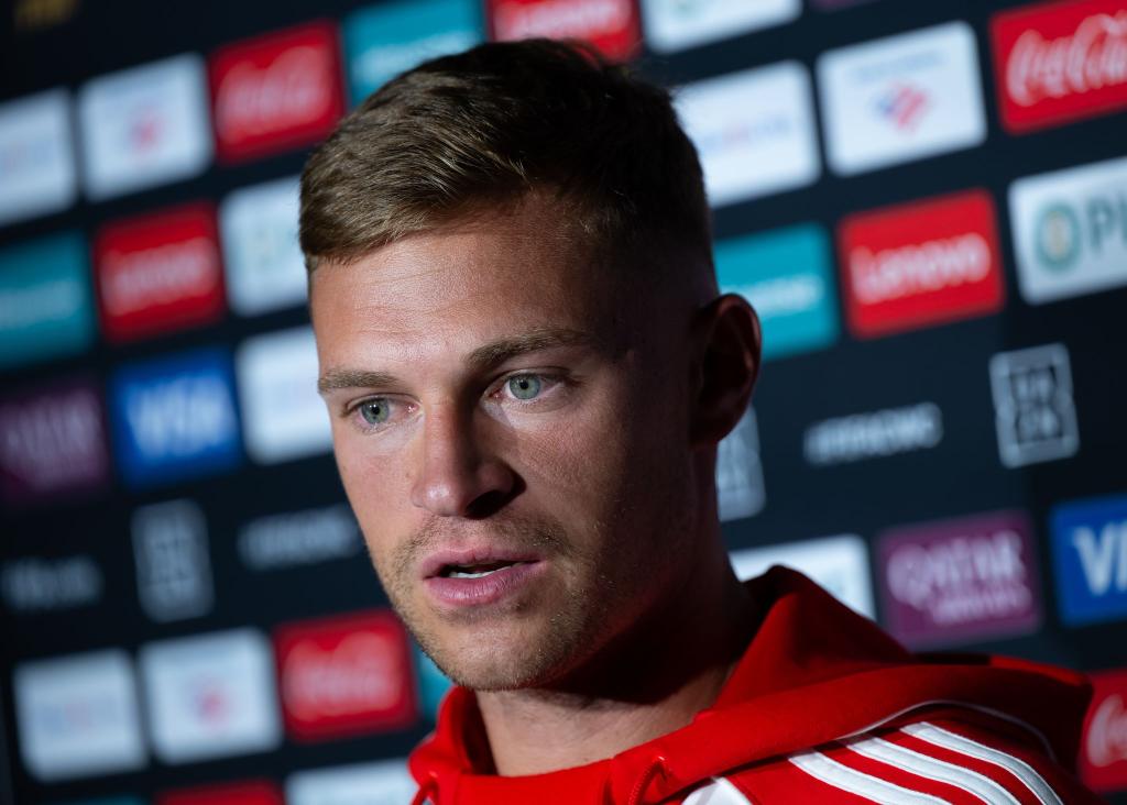 Joshua Kimmich spricht in Atlanta über Diogo Jota. - Foto: Sven Hoppe/dpa