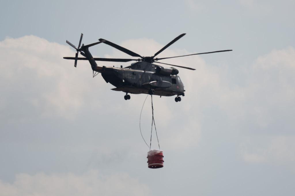 Auch ein Löschhubschrauber soll bei Tageslicht unterstützen, hieß es. - Foto: Sebastian Kahnert/dpa