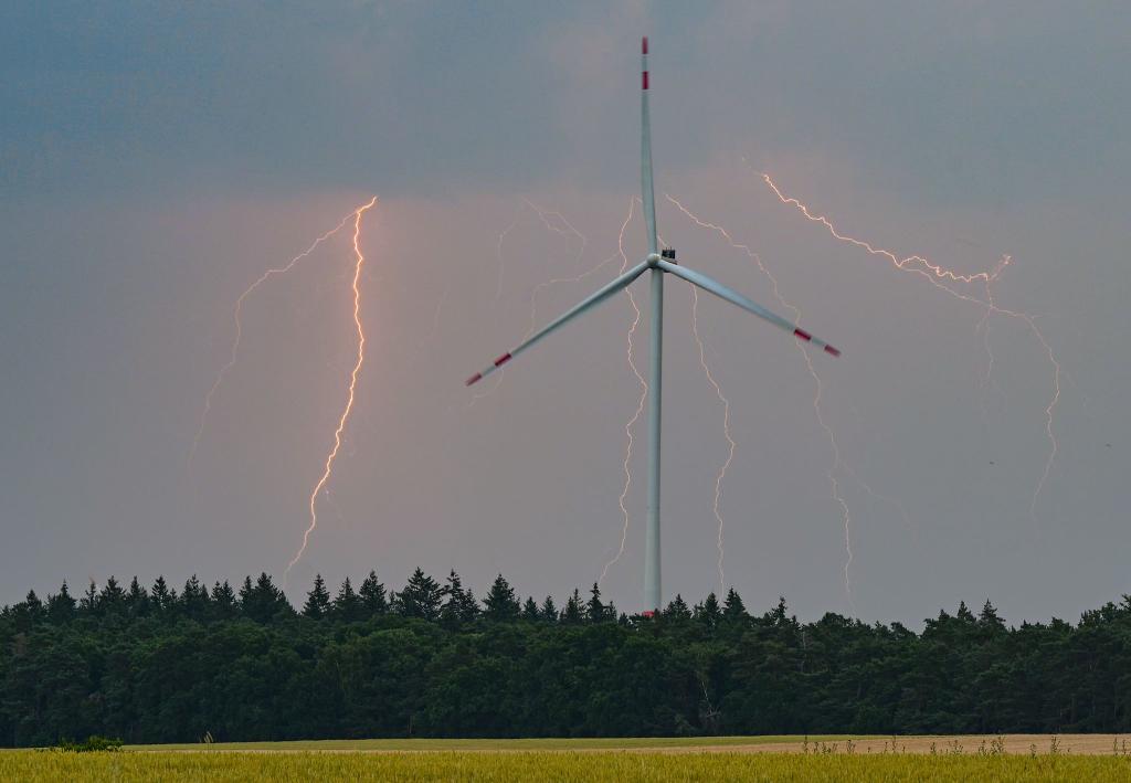  Schon am Samstag streiften erste Tiefausläufer den Norden. - Foto: Patrick Pleul/dpa