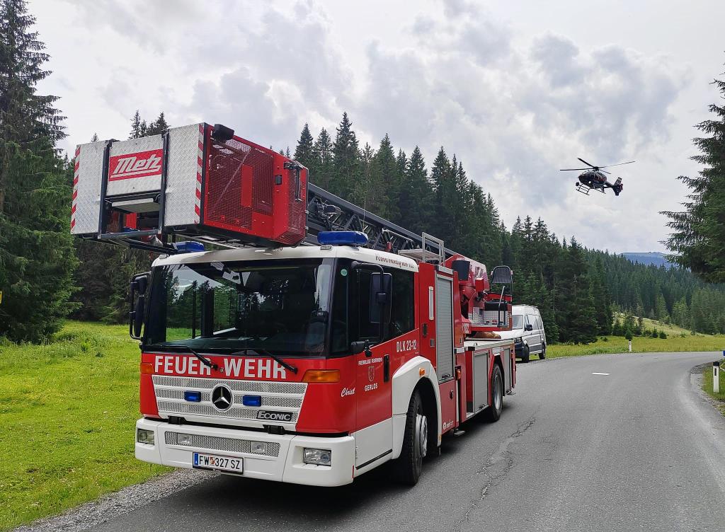 Ein Einsatzfahrzeug der Feuerwehr steht in der Nähe der Absturzstelle eines Kleinflugzeugs im Gemeindegebiet von Krimml. - Foto: -/News5/dpa
