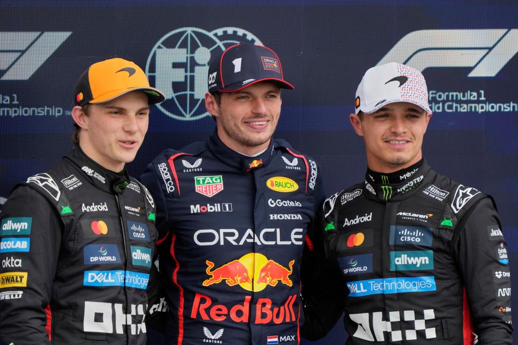 Mit einer Superrunde verwies Max Verstappen (M) die McLaren-Piloten auf die Plätze zwei und drei. - Foto: Darko Bandic/AP/dpa