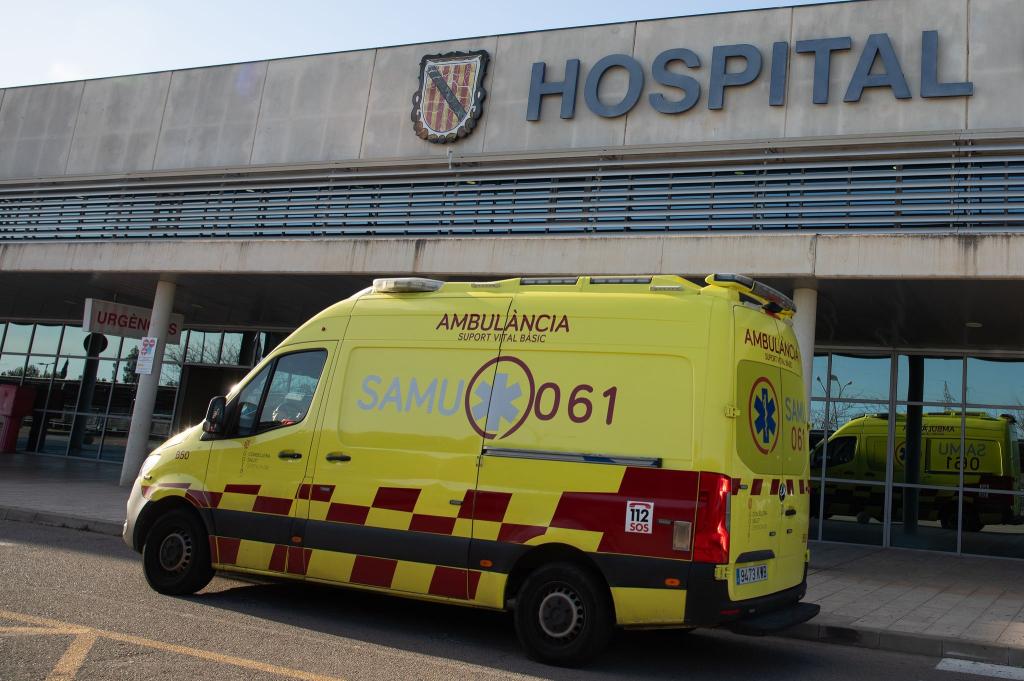 Ein junger Deutscher wurde nach einem Sturz vom Balkon im dritten Stock in kritischem Zustand in ein Krankenhaus auf Mallorca gebracht. - Foto: Clara Margais/dpa
