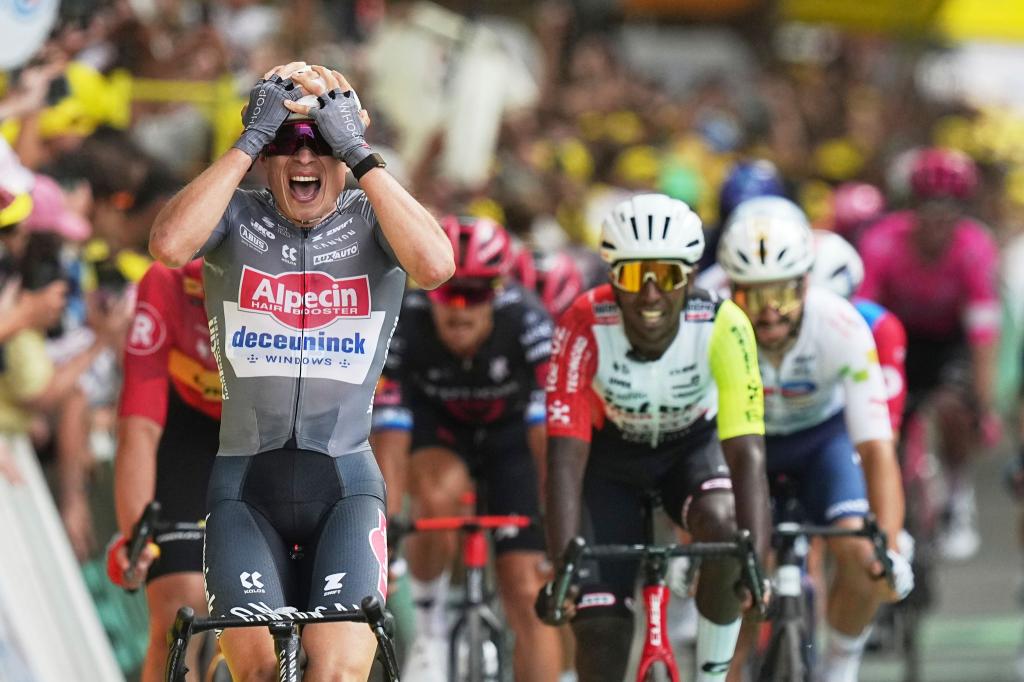 Jasper Philipsen gewann die Auftaktetappe der Tour de France. - Foto: Thibault Camus/AP/dpa