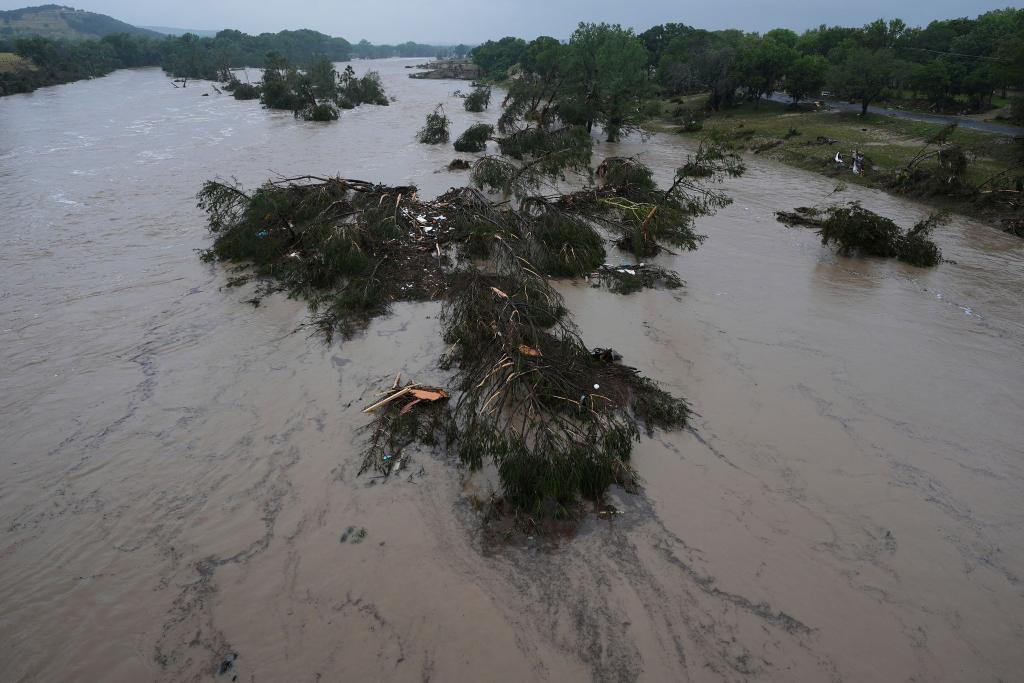 Der Guadalupe River stieg innerhalb kürzester Zeit um fast acht Meter an. - Foto: Eric Gay/AP/dpa