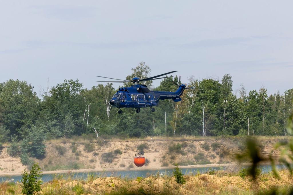 Seit Tagen läuft der Einsatz gegen den Waldbrand auf dem ehemaligen Truppenübungsplatz. - Foto: Daniel Wagner/dpa