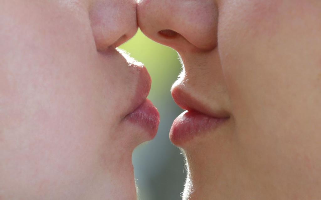 Küsst es sich mit aufgespritzten Lippen anders? Fachleute halten das für wahrscheinlich, wenn die Lippen stark vergrößert sind. - Foto: Karl-Josef Hildenbrand/dpa
