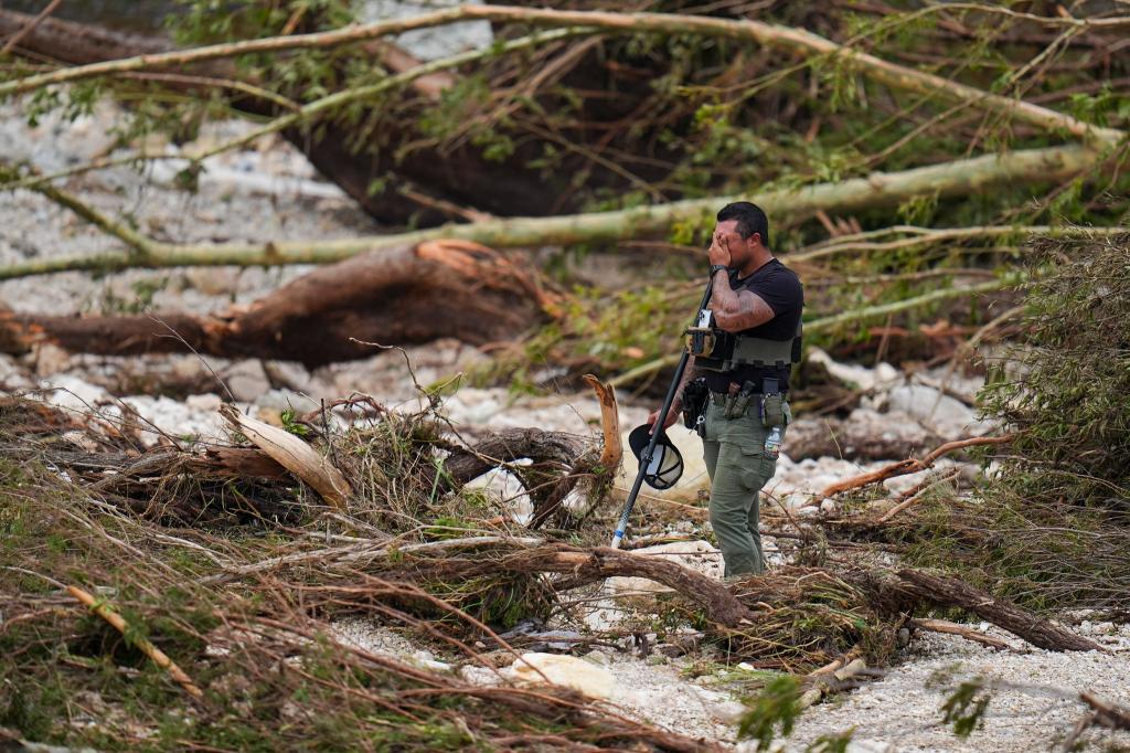 Sturzflut in Texas: Suche nach Vermissten in der Nähe von Camp Mystic - Foto: Julio Cortez/AP/dpa