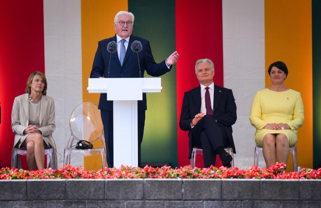 Bundespräsident Steinmeier sagt Litauen am Nationalfeiertag die Unterstützung Deutschlands bei der Verteidigung seiner Freiheit zu. - Foto: Bernd von Jutrczenka/dpa