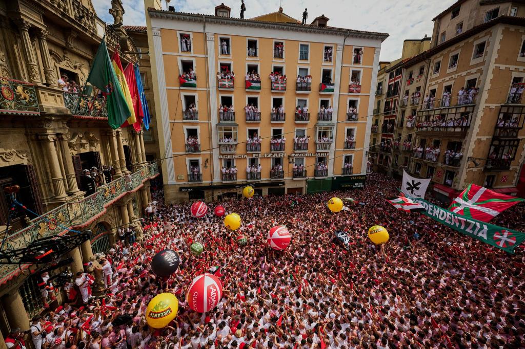 Mit dem Abschuss einer kleinen Rakete wurde am Sonntag das neuntägige Stadtfest San Fermín mit den berühmten Stierläufen in Pamplona eröffnet. - Foto: Miguel Oses/AP/dpa