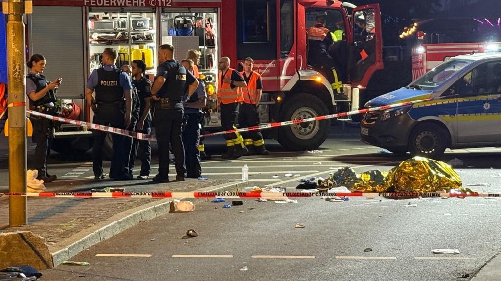 Ein Auto hat nachts in Frankfurt zwei E-Scooter erfasst. Es gibt zwei Todesopfer. - Foto: Mike Seeboth/dpa