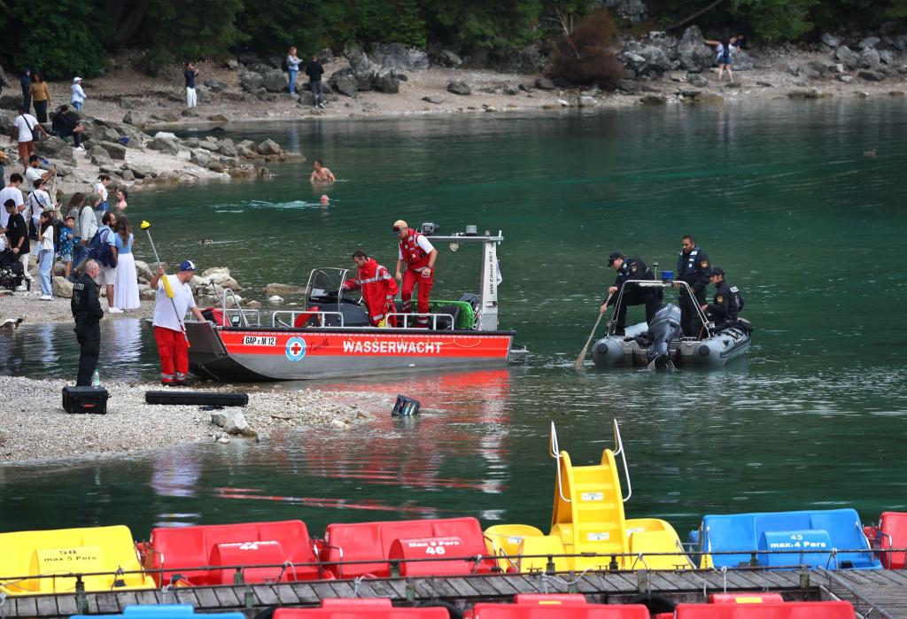 Im Eibsee wird nach einem untergegangenen Vater und seinem Sohn gesucht. - Foto: Karl-Josef Hildenbrand/dpa