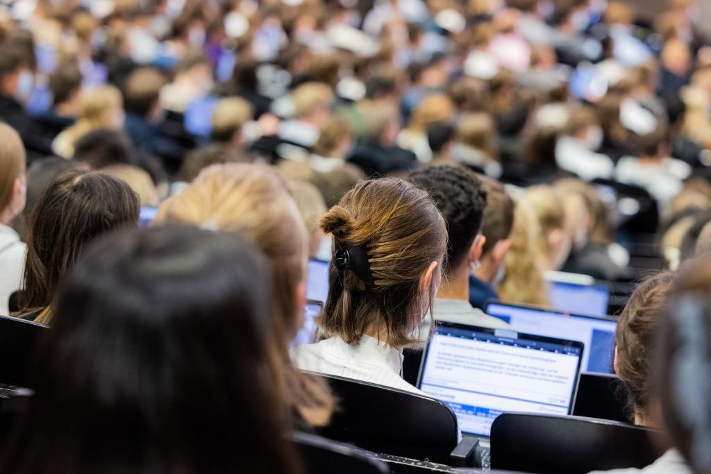2024 wurden laut eines Studienkredittests nur noch knapp 13.000 neue Verträge abgeschlossen. (Symbolbild) - Foto: Rolf Vennenbernd/dpa