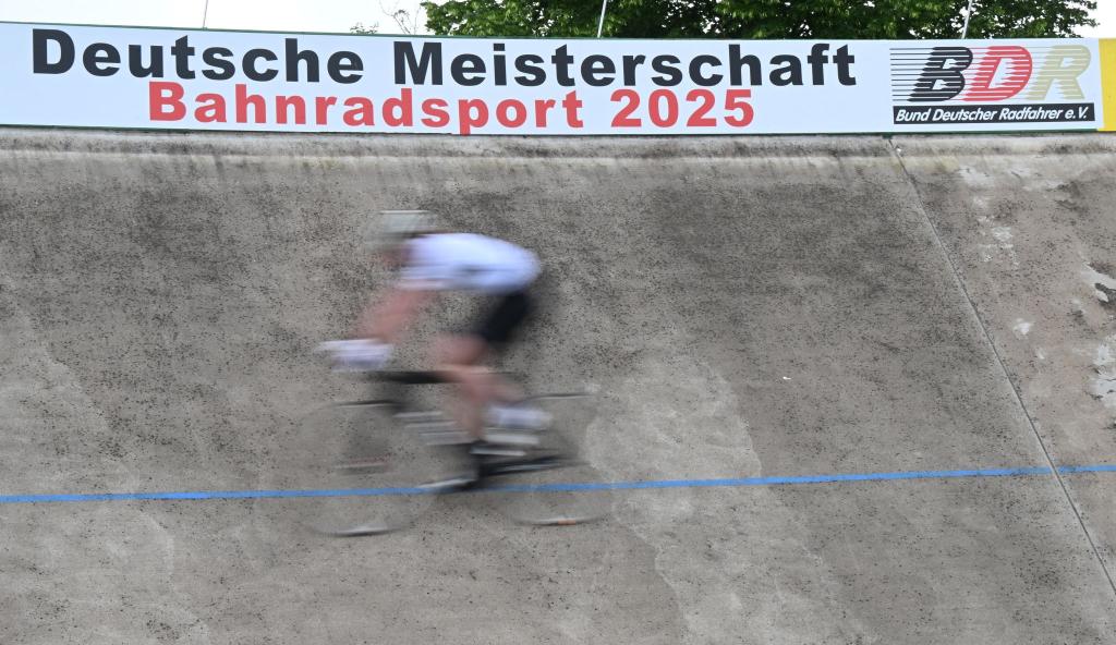 Beim Keirin hat sich ein schwerer Unfall ereignet, die Meisterschaften wurden abgebrochen. - Foto: Bernd Weißbrod/dpa