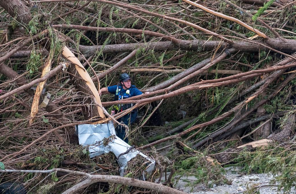  Ersthelfer der Feuerwehr suchen am Ufer des Guadalupe River. - Foto: Rodolfo Gonzalez/FR171494 AP/dpa