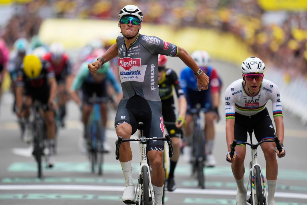 Mathieu van der Poel stürmt zum Sieg. - Foto: Mosa'ab Elshamy/AP/dpa