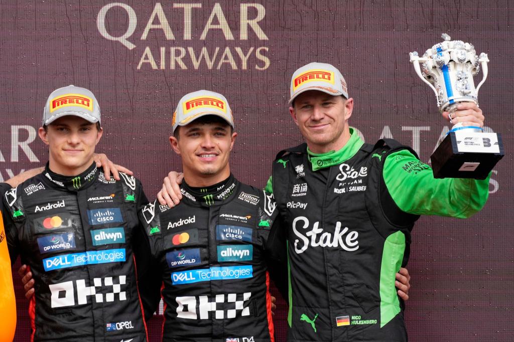 Nico Hülkenberg (r) schafft es im 239. Rennen erstmals auf ein Formel-1-Podium. - Foto: Darko Bandic/AP/dpa